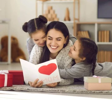 مادر خوابیده همراه با دختران