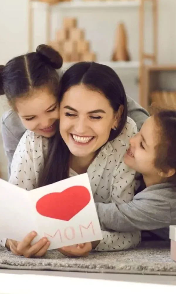 مادر خوابیده همراه با دختران