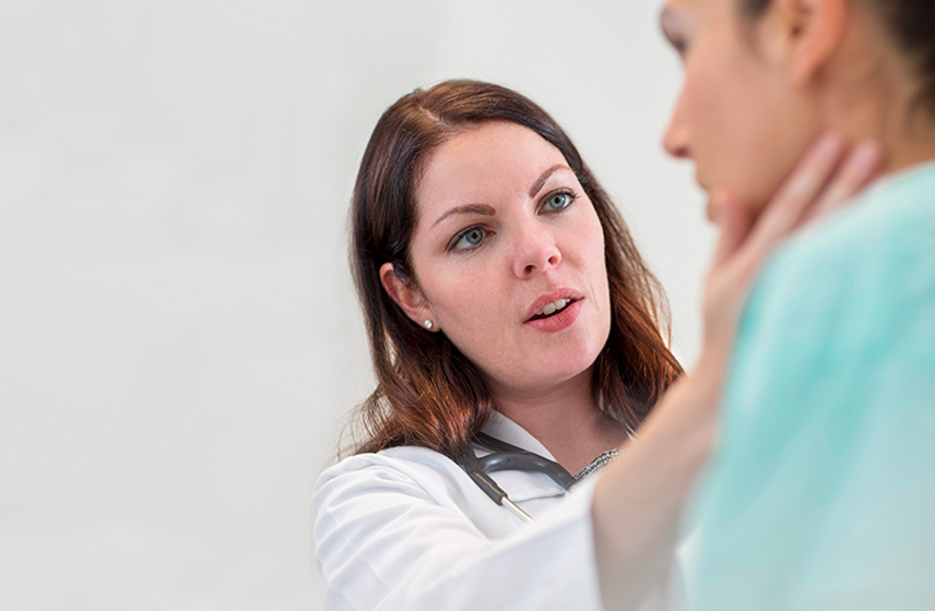 معاینه پزشک زن از حنجره بیمار