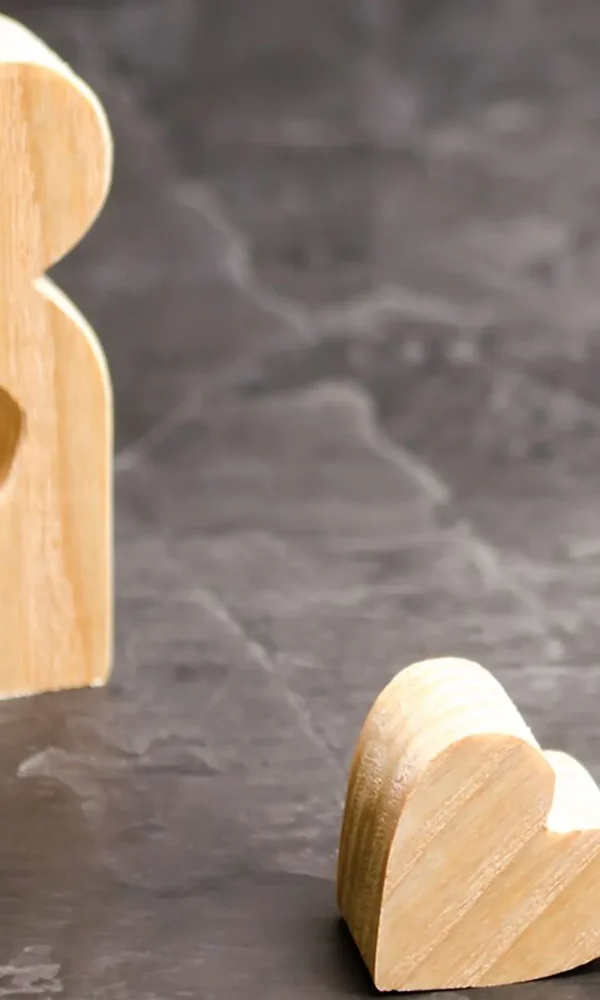 قلب جدا شده از قاب چوبی زوج