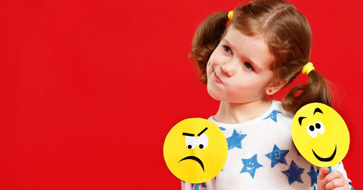 ایموجی عصبانیت و خنده در دست دختر بچه مردد