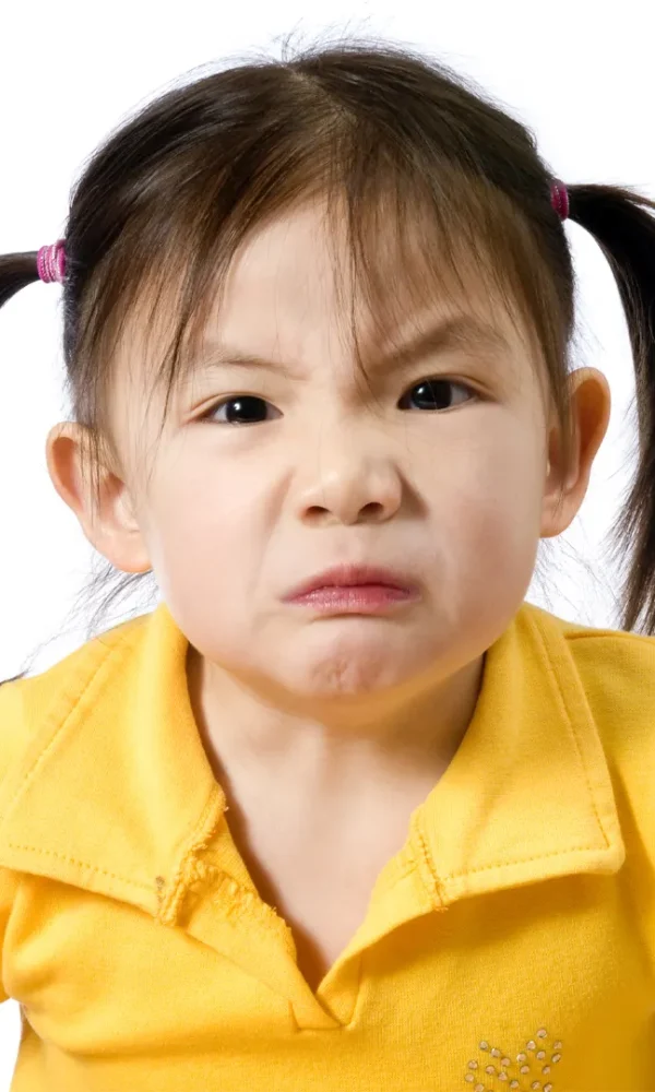 دختربچه عصبانی با لباس زرد و موهای خرگوشی