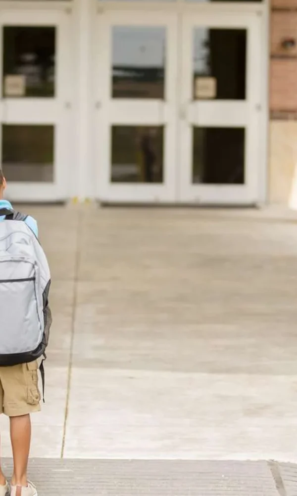 تکیه دادن پسر بچه به مادر جلوی مدرسه