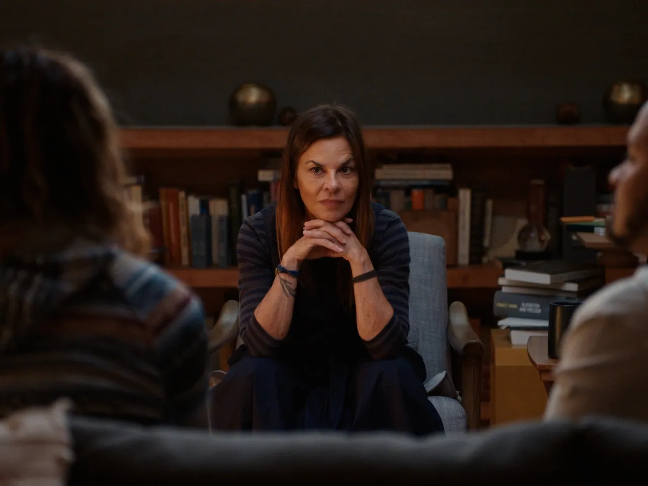 مشاور در حال نگاه به زوج در اتاق مشاوره