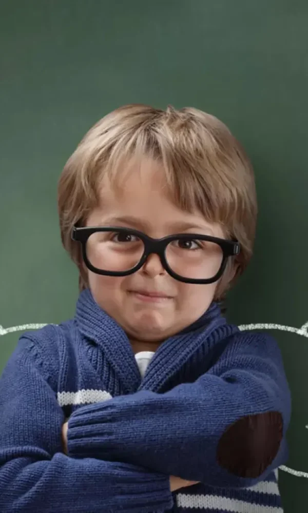 کودک استثنایی با بازوهای نقاشی شده روی تخته سیاه