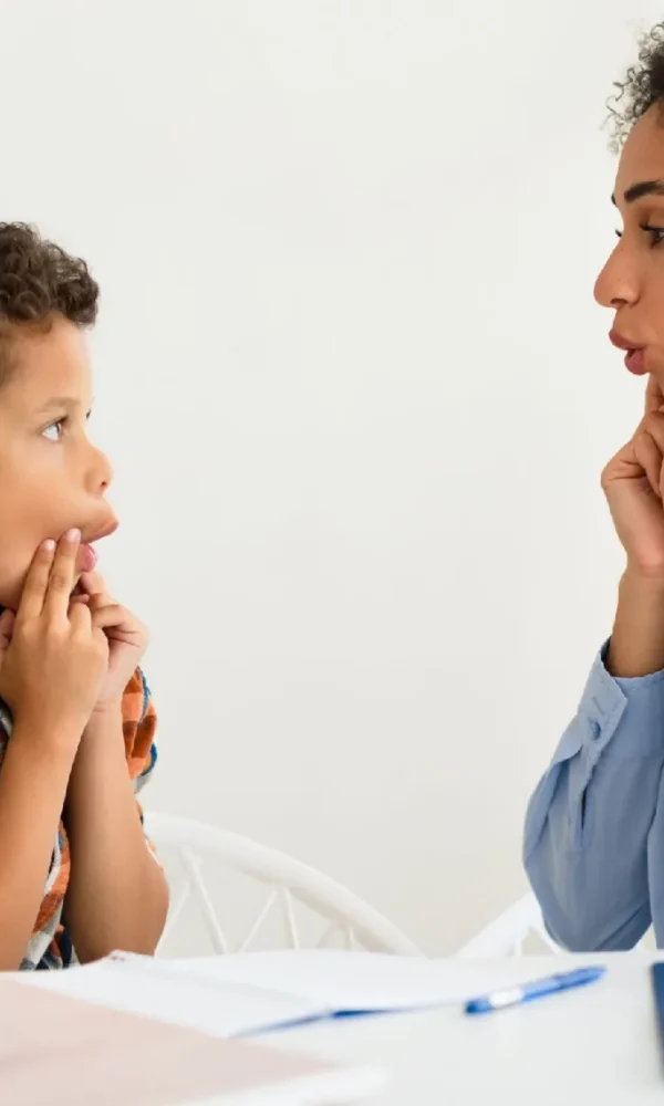 زن و پسر بچه در حال گفتار درمانی